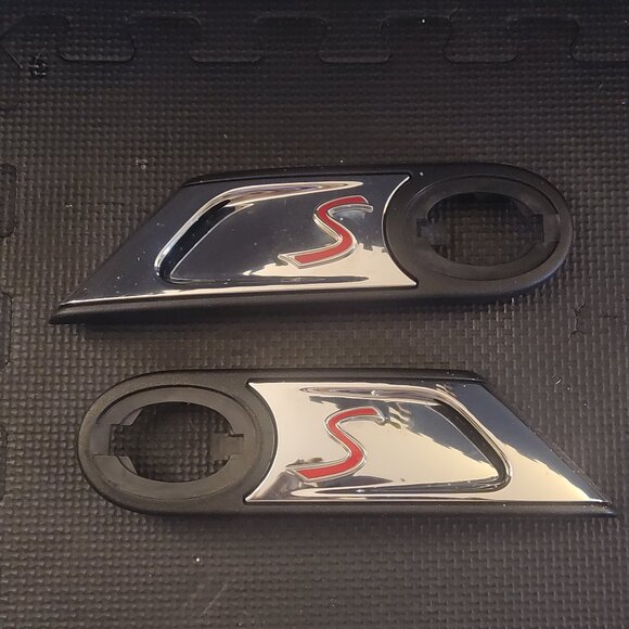 2007-2015 MINI COOPER S Front Fender Turn Signal Side Scuttles - Picture 1 of 4